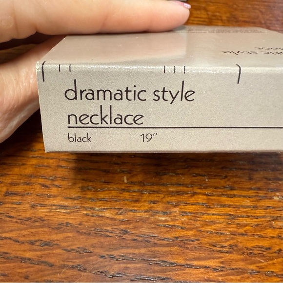 Avon “Golden Accent” Crescent Necklace with Delicate Chain vintage 1988 NIB - Picture 3 of 7